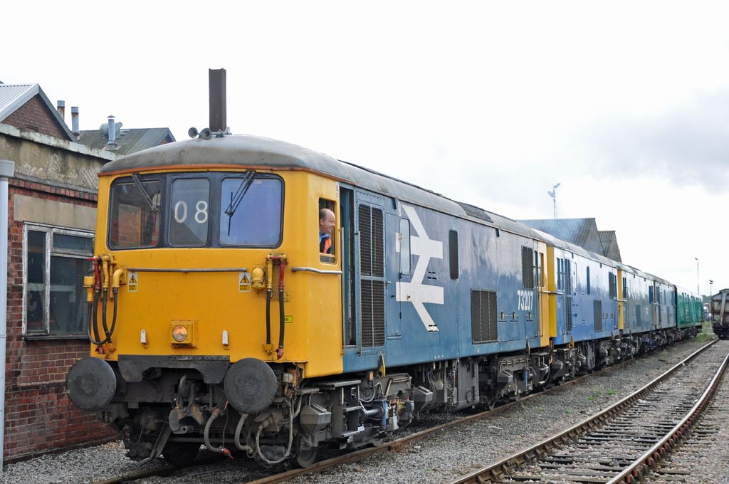 e600573005andtranslators64664and64707eastleighworks28thaugust2014.jpg
