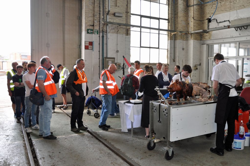 hogroastqueueeastleighworks6thjune2015.jpg